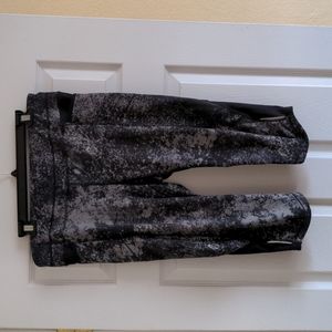 Athleta Spatter pattern Be Free capris